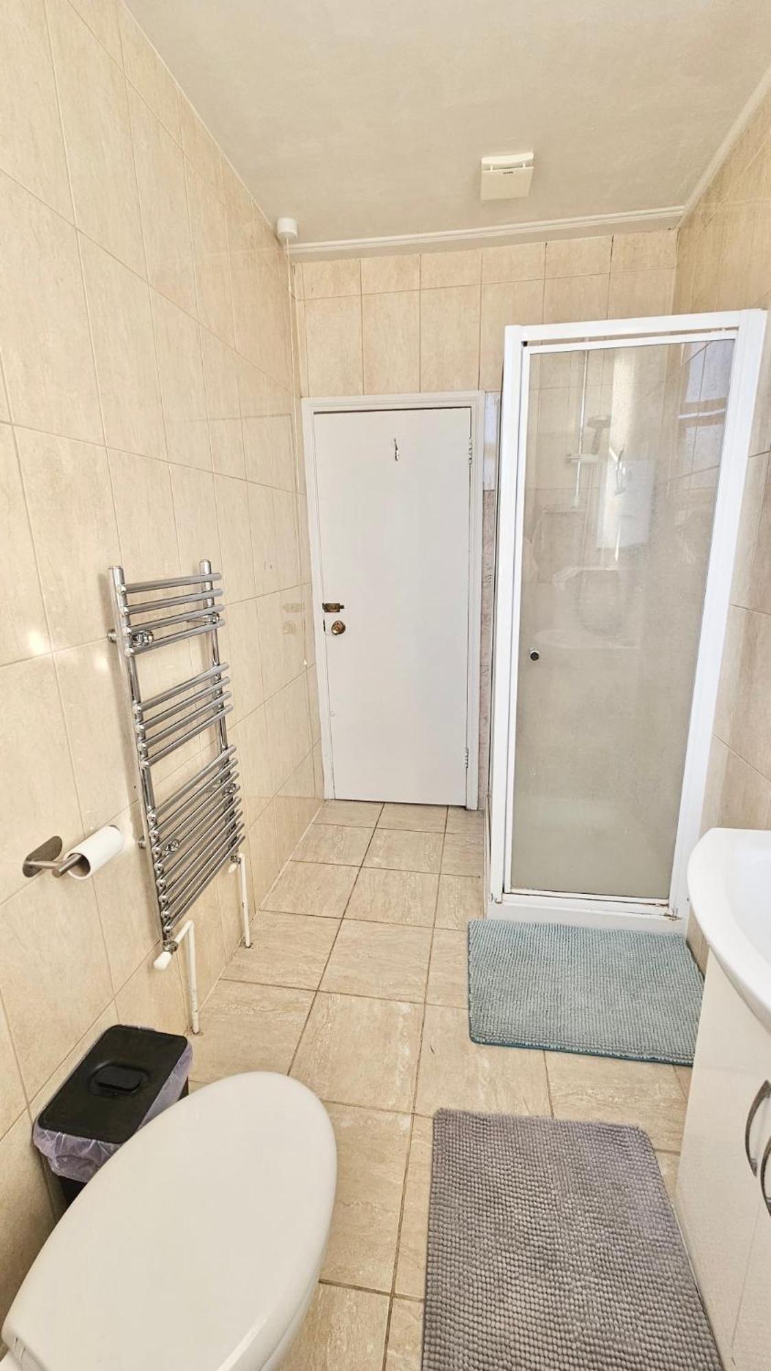 Single Near Bayswater Close To Tube & Bus * London