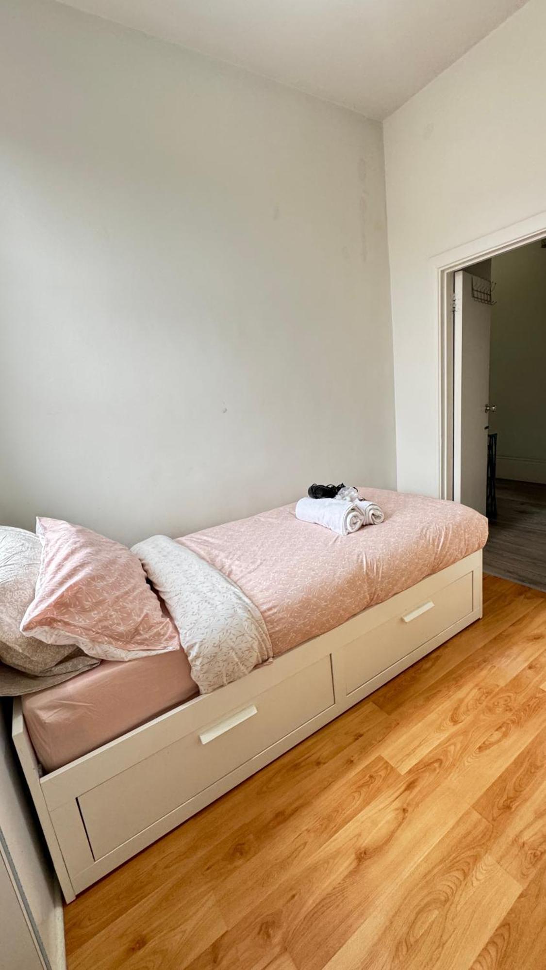 Single Near Bayswater Close To Tube & Bus * London